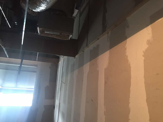 使用新型輕質(zhì)隔墻板裝修KTV房間，新型EPS輕質(zhì)隔墻板具有防火、隔音、保溫等優(yōu)秀性能，特別適合酒店KTV的裝修隔斷